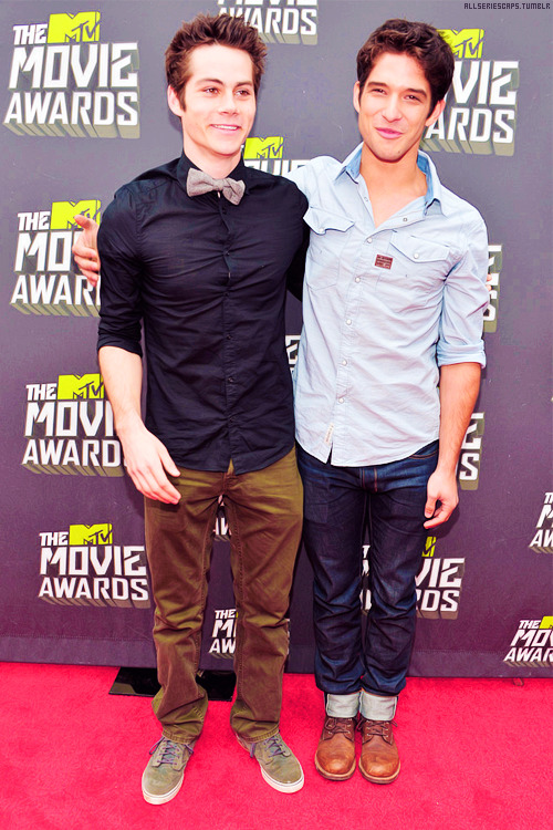 allseriescaps:Tyler &amp; Dylan pose together during the MTV Movie Awards [14.04.2013]
