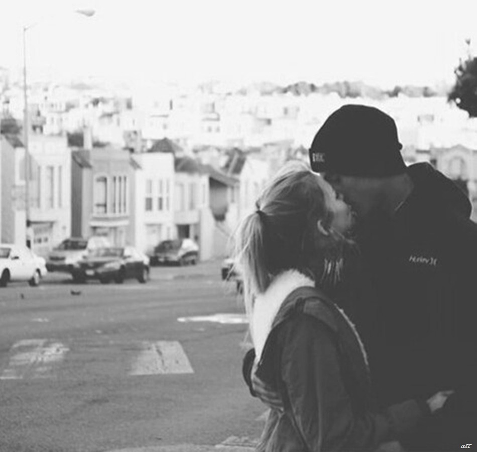 Парень целуется на улице. Девушка на спине у парня. Поцелуй на улице. Парень с девушкой без лица. Парень обнимает девушку без лица.