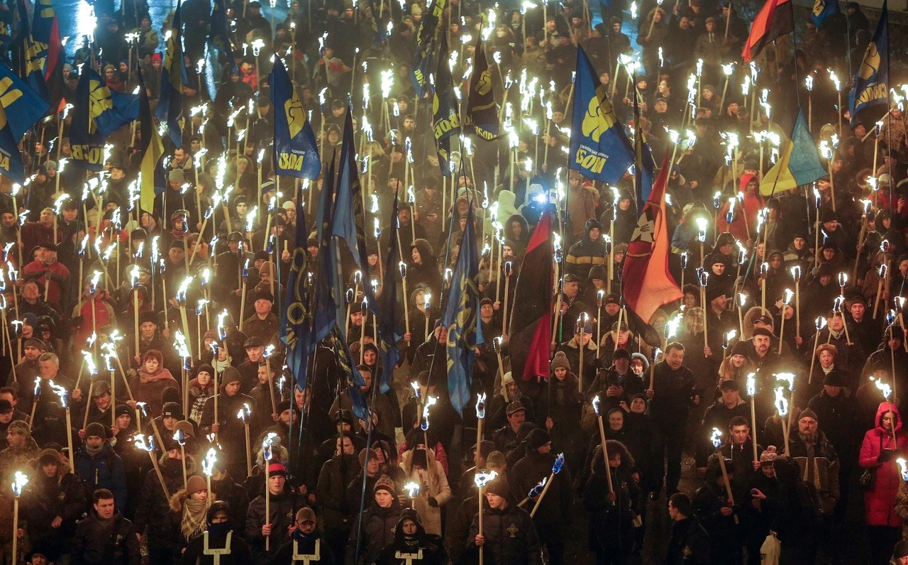 CONMEMORAN A ESTUDIANTES UCRANIANOS. Partidarios de varios partidos nacionalistas ucranianos marchan con antorchas y reconstruyen una batalla de 1918 entre las fuerzas de la República de Ucrania y el Ejército Rojo, para conmemorar a los estudiantes...