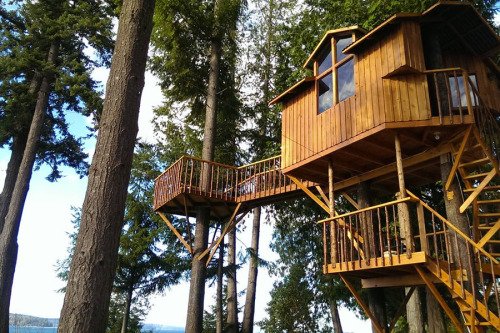 treehauslove:  Eagles Perch Treehouse. A wonderful treehouse perched 20 feet (6 metres) up in a Douglas Fir tree. There is an observation deck linked to the treehouse, from which the views to the Hood Canal and Port Gamble open up. Located in Kingston,