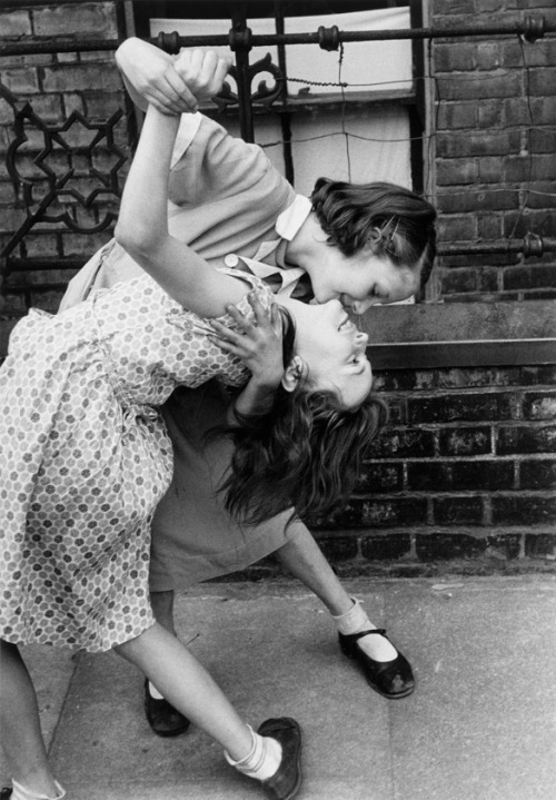 letaobloquista: Robert Doisneau, Tango in the East End, London, 1954 © Atelier Robert Doisneau