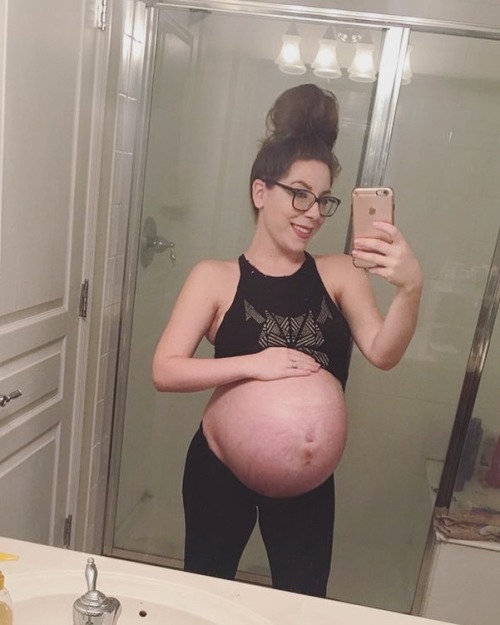 readytogrowandglow: bigbulgebinge: So filled…. I’m lightheaded Complete 100% belly goal