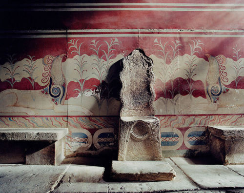 placesandpalaces:  The oldest throne room in Europe, at the heart of the Bronze Age Minoan Palace of