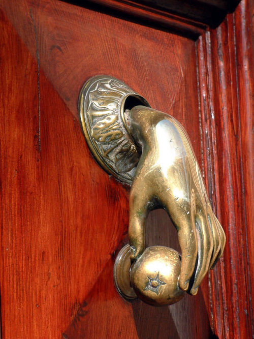 maudelynn:  From a doorway in El Borne, Barcelona by Zach Anthony via https://www.flickr.com/photos/wanderingz/