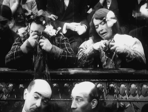 julia-loves-bette-davis:  Rosalie et Léontine vont au théâtre, 1911 