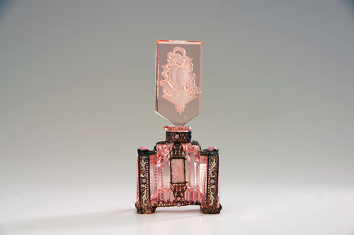 CZECHOSLOVAKIAN Perfume bottle in pink crystal with jeweled metalwork, 1920s.