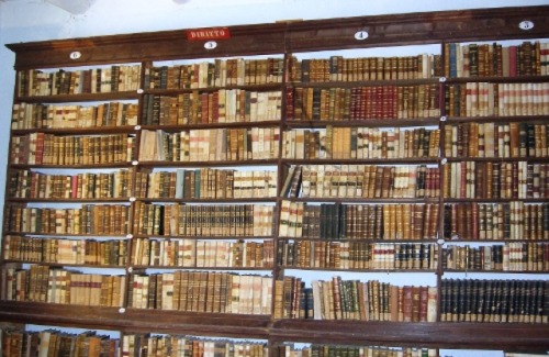 Capuchin convent San Pietro alli Marmi, Eboli: the library.