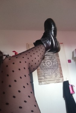 hosedlegs:  Polka dot #tights &amp; Dr. Martens 