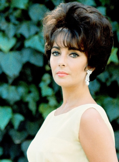 misselizabethtaylor:   Elizabeth Taylor photographed by Mark Shaw, 1961.  