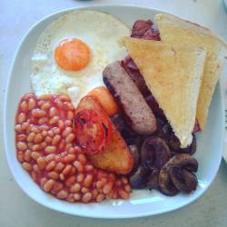 #fullenglish #fryup #breakfast #eggs #toast #yum #foodporn # (at The Green Rooms Of Godstone)