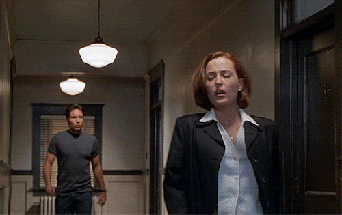 thexfiles:“There’s a sequence after Mulder arrives back in his apartment to confirm Kurtzweil’s exis