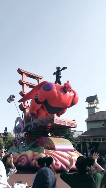 Why is nobody talking about this AMAZING Baymax float in the brand new Tokyo Disneyland Parade unvei