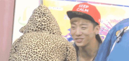 jicute:  Yongguk grabbing an ear on a fan’s sweatshirt ♥ 