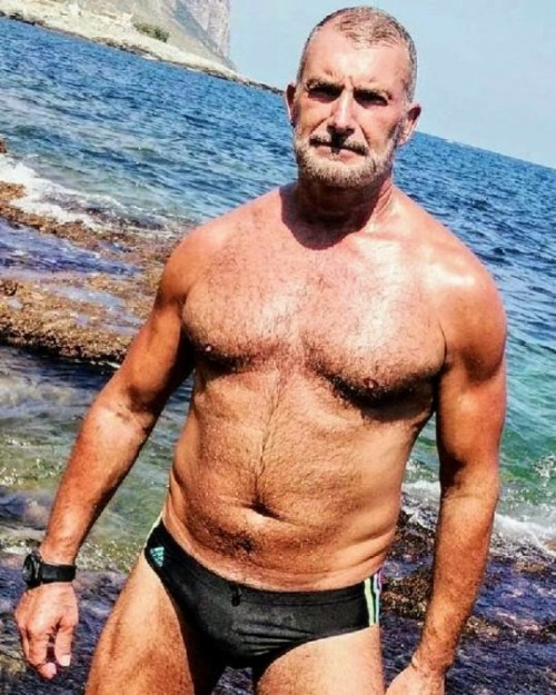 horny-dads: Beachtime with Sexy Dad horny-dads.tumblr.com/archive