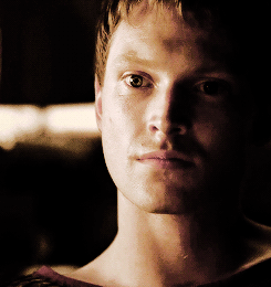 stannisbaratheon:  anonymous asked: targaryen fancasts + warm colors   Simon Woods as
