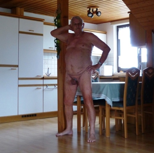 bat-shadymakermiracle: nackt und mit geiler Lust schamlos zu hause Mmmmmm i want you