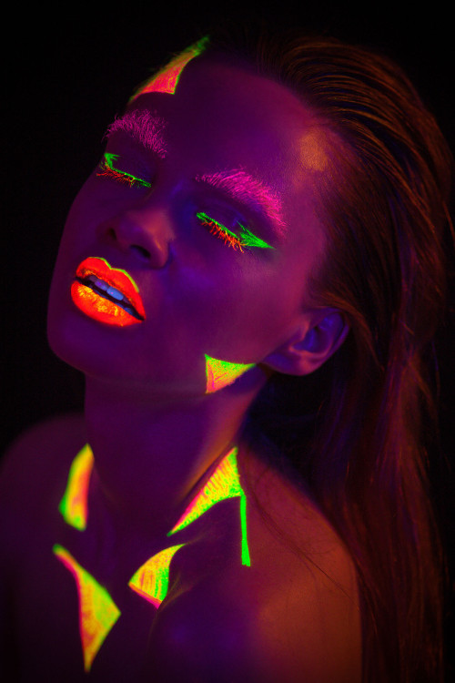 littlelimpstiff14u2:  Ultraviolet Glitter Portraits. Model: Natalia Szura. Photography: Mateusz Wykurz. Makeup: Kasia Zielinska. Images: krkstudio.plThanks BoingBoing