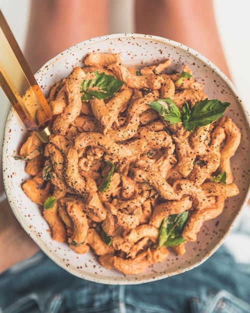 ≫ Pasta with Creamy Tomato Sauce ≪  This quick &amp; easy 4-ingredient vegan pasta sauce is on u