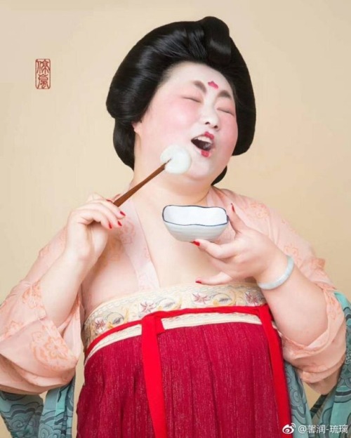 dressesofchina: A Tang Dynasty woman loves her Tangyuan Happy Lantern Festival!