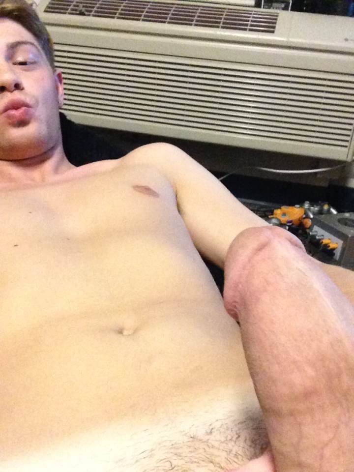 postmypecker:  Here is PostMyPecker follower, Peyton.  He is 19 years old, gay,