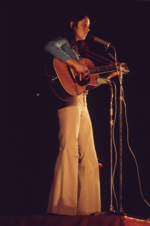 bobdylan-n-jonimitchell:Joan Baez in concert, 1971 © Joe Sia.