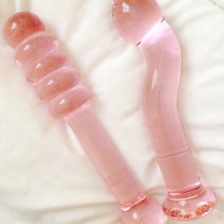sammnatha:  How pretty are my new glass dildos?! 😍