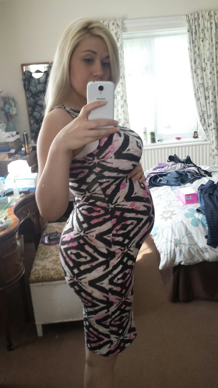 vickyandchick:  25 weeksssss  I love my little boy so much, even when I’m sweltering