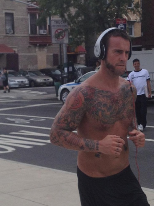 Mph! Damn Punk keep running! Those shorts look like they are about to fall off! *.*