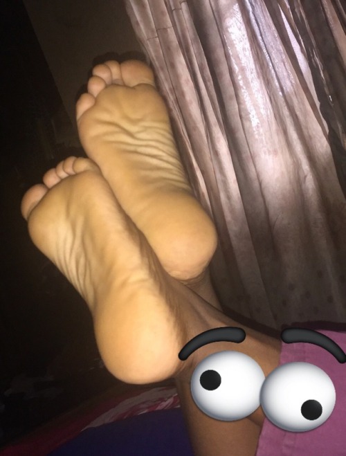 wvfootfetish: onyxlabelle:  Feet Worship is Divine  Bet these soles feel great on a face.  