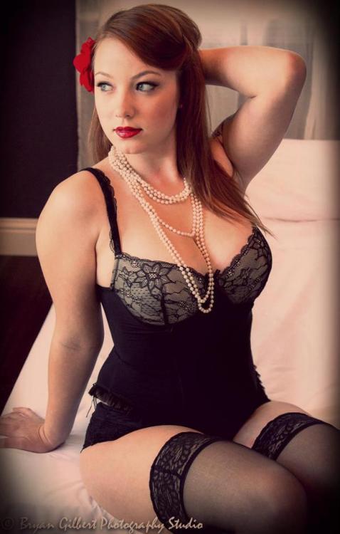 steinerkd:  And yet more luscious curves with pearls and lingerie