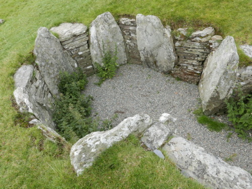 Capel Garmon Burial Chamber, near Betws y Coed, North Wales, 25.8.17. An extensive passage grave tha