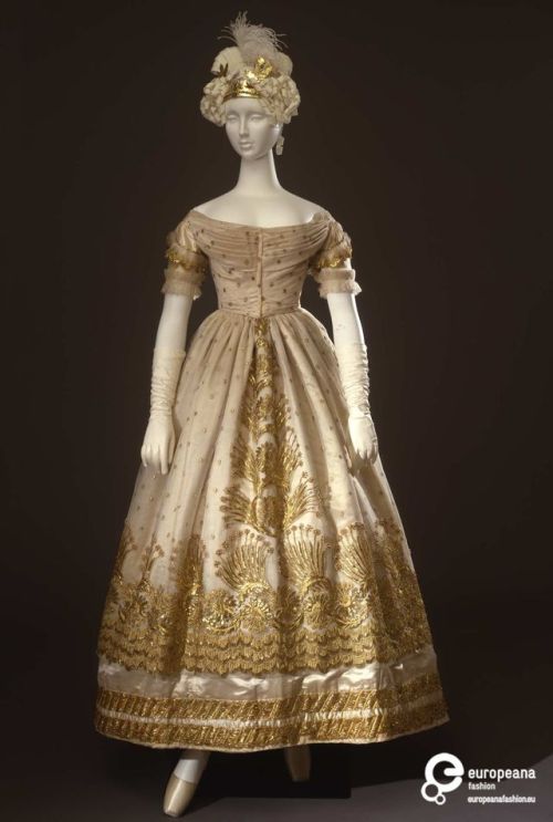 fashionsfromhistory: Ball Gown c.1823 Galleria del Costume di Palazzo Pitti You can really see where
