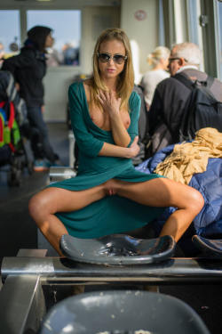 mrbreeze5:  getnakedeverybody: public-flashing-babes: Flashing on the Amsterdam Ferry https://ift.tt/2tCj6Pq Follow me for more public exhibitionists: http://getnakedeverybody.tumblr.com/    Nice pussy shot 