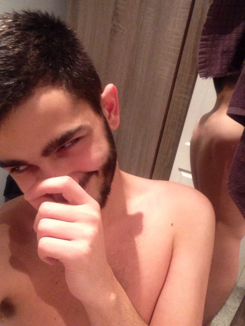 lepreax:  Dis mirror tryna sneak my ass onto the Internet 
