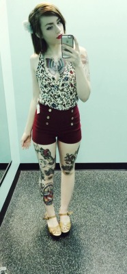 meowtallica:  This is me in a dressing room. I bought the hell outta these shorts. 