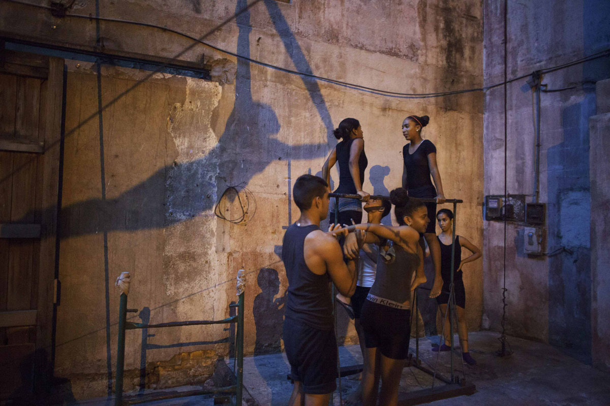 unrar:    Inside an abandoned movie theatre on a noisy avenue in a working-class