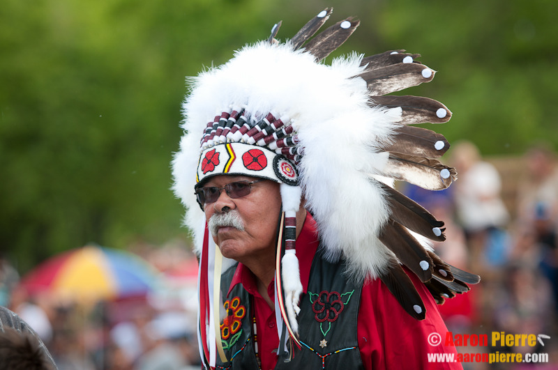 aaron2point0: Today Aboriginal Veteran Joe Meconse was a honored with a warbonnet