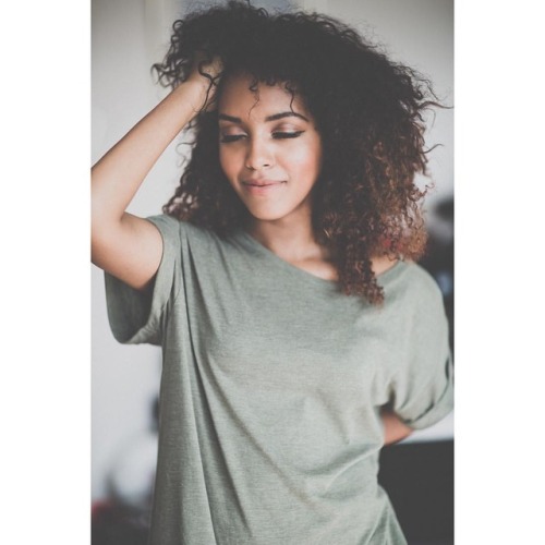 Let me tell you &lsquo;bout this girl #model #brownsugar #curlyhair #chill #tshirt #lazyday #bea