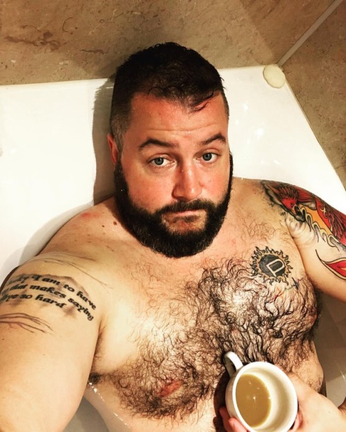 drmillerlite1859:  I love this new morning vacation habit.  Tub and a coffee.  Maybe I’ll start a new Instagram page of just me in the tub….#notenoughbubbles #castlelife #bougie #💅🏻 #rubatubdoug (at Dalhousie Castle & Aqueous Spa)