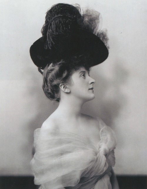 hellohistoria:Lady Almina, Countess of Carnarvon, 1899! (residence at Highclere Castle)