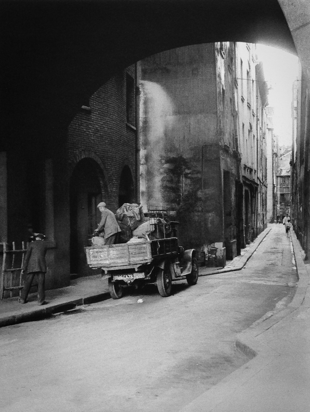 greeneyes55:  Paris 1950  Photo: Marshall Hirsh 