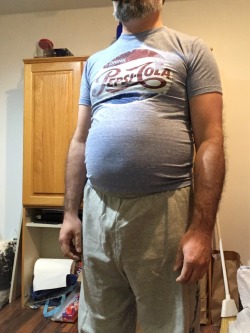 heavyryan: heavyryan: Someone’s putting on some holiday weight to stay warm during winter.  Any women out there who want to encourage me or feed me?  It’s wild to see yourself get re posted. 