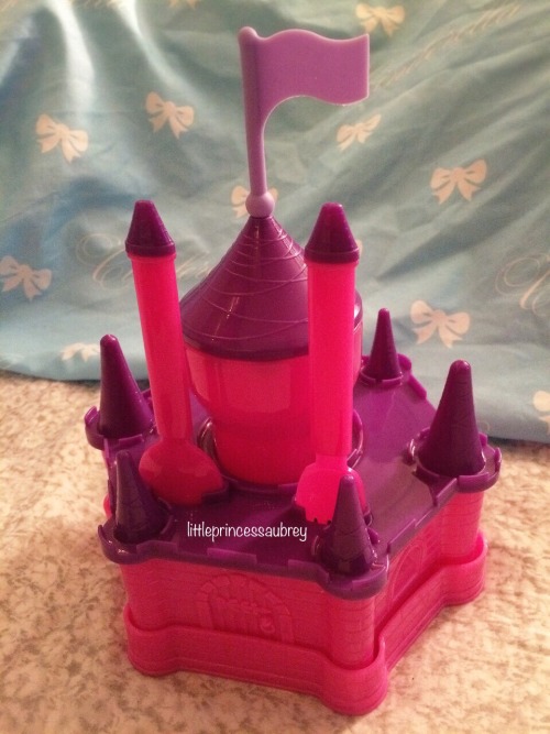 littleprincessaubrey:  snack time is important for princesses