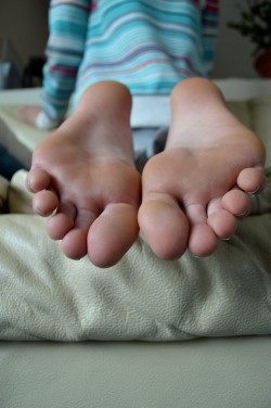 cutegirlmarcella:  My foot fetish and she
