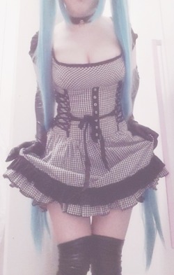 cute-hentaiunicorn:Little maid here to serve