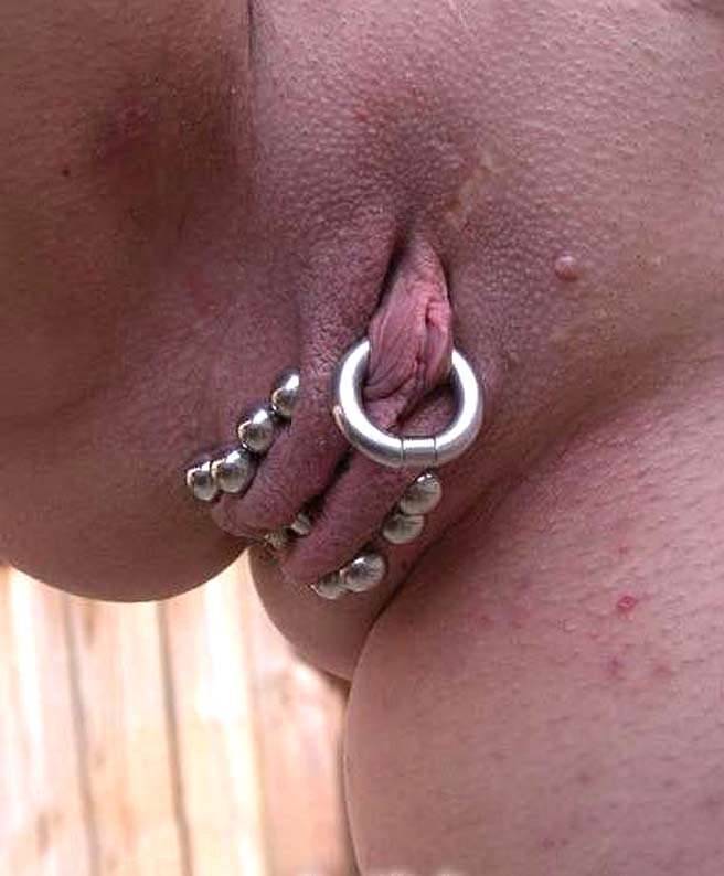 paingameplaymate:  Pierced pussies….  Excellent pussy lip stretching ideas
