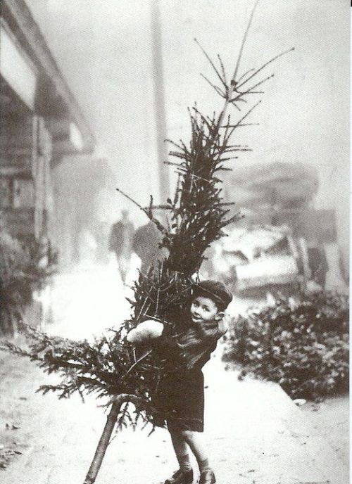 vintageeveryday:Lovely vintage photos show how children celebrated Christmas more than 100 years ago