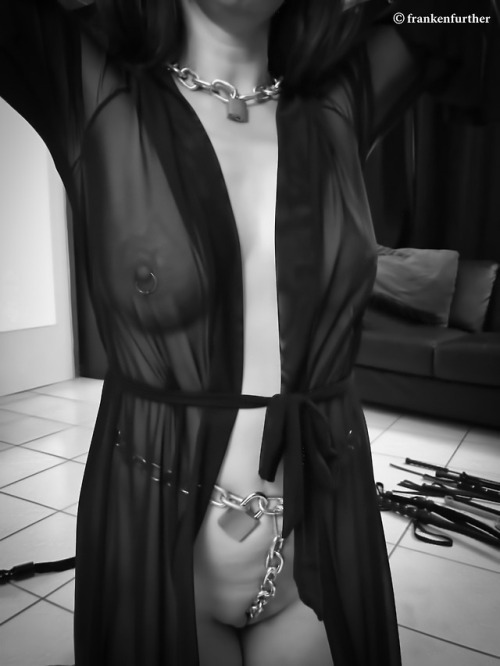 frank-further: Locked. Mein Ficktier in Ketten. Und sehr erotisch, wie man ihre schönen Brustwarzen Ringe sehen kann. Dazu liegen im Hintergrund die Züchtigungsutensilien schon bereit. Was will Herr mehr? 