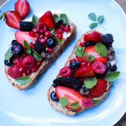 shay-gnar:  rachelnbutler:  Fruit Toast 🍓