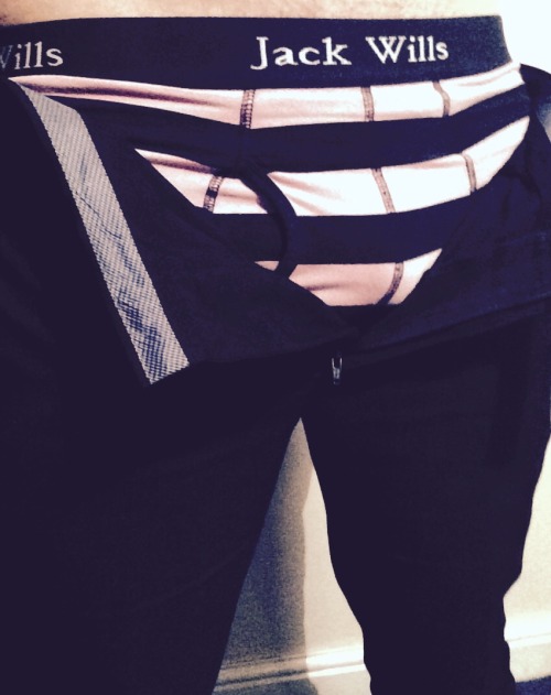 loopylass55:  rugbylad24:  Home from work and time to strip off 